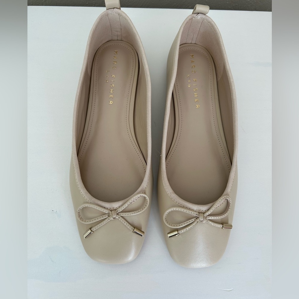 NIB Marc Fisher Ivory ubet flats Sz 7.5